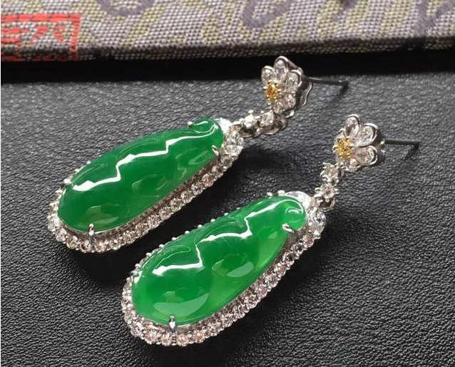 翡翠|翡翠水滴饰品很优美,你知道它有哪些寓意吗?快来了解了解吧!