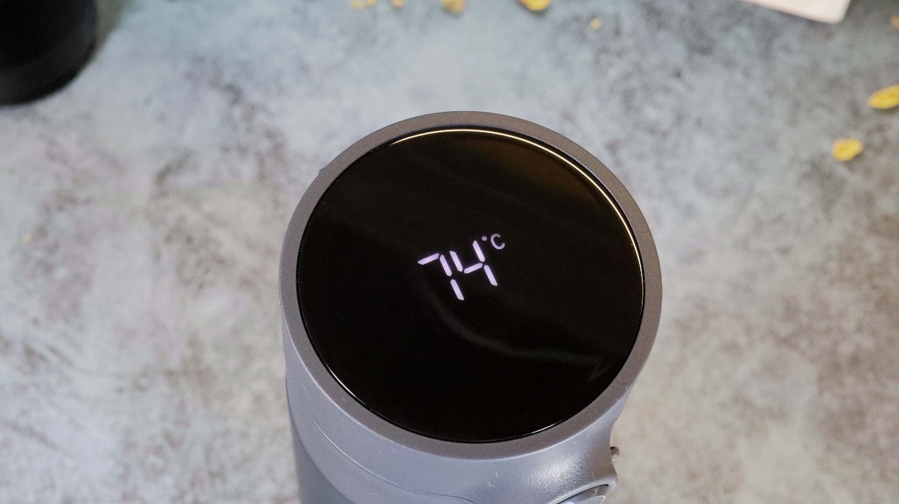 知温更知心-全格弹盖智能温显316不锈钢保温杯