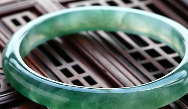 翡翠|翡翠跟龙结合在一起，会呈现出怎样的灵魂呢？一起来看看