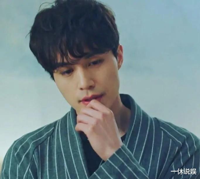 李栋旭|李栋旭长发造型，被吐槽“太娘”，40岁的人了还要靠秀身材博眼球