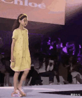 里尚七七|钟丽缇一家为张伦硕庆生，母女仨左拥右抱，次女颜值逆袭美过考拉