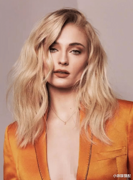 小陈聊搭配|肩宽、胸大还想穿吊带怎么办?来学权游女主的高级性感搭配套路