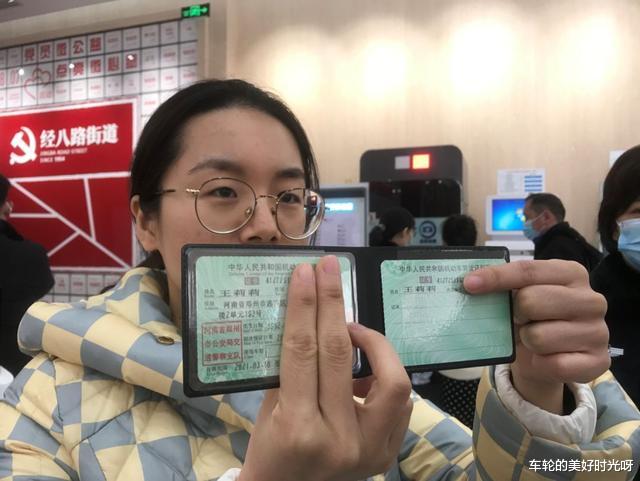 换驾驶证的照片，是自带照片还是现场照相