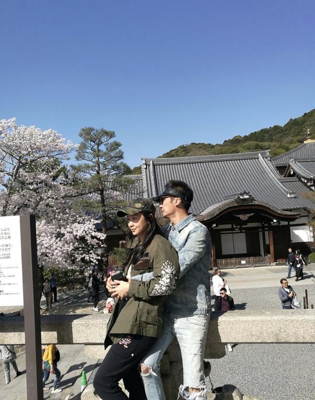 费曼|吴镇宇妻子迎50岁生日，费曼送吻为妈妈庆祝，曝其年轻旧照超惊艳