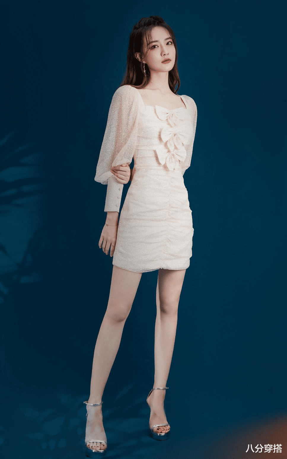 八分穿搭 徐璐终于不低调，穿蓝色镂空装上衣配上开衩皮裤，个性时髦真惹眼