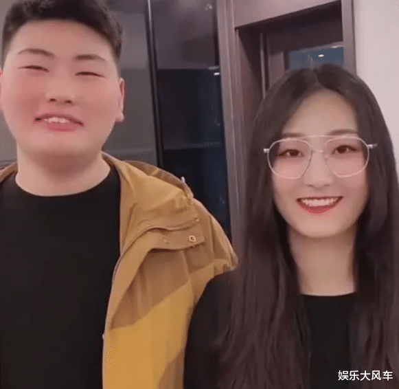 陈亚男|陈亚男离婚后成香饽饽？榜一“帐篷哥”举牌拜访，只为见亚男一面