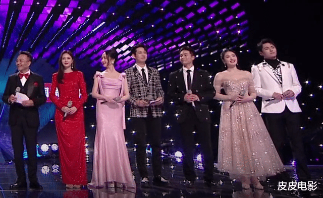 跨年晚会|跨年晚会让人不省心，湖南台主持人接不住词，江苏台一只手误入画