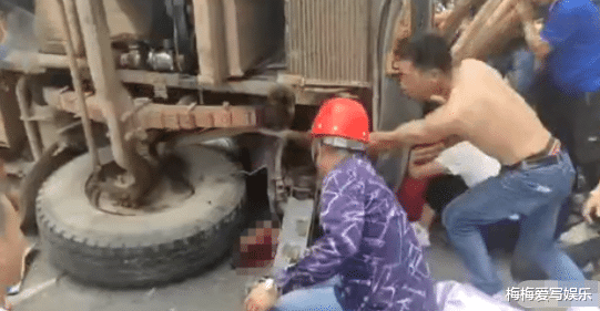 梅梅爱写娱乐 最新通报！广西一满载木材货车侧翻，女子被压车底！市民抬车救人