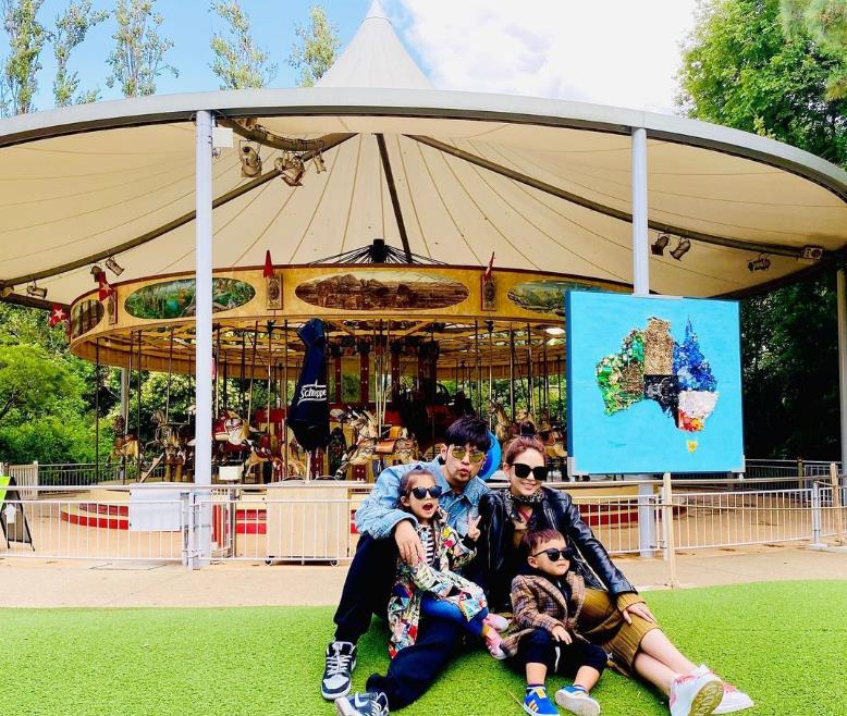 彬仔说经典|昆凌罕晒儿子Romeo大头相，4岁学周杰伦耍帅，似乎遗传了他的个性