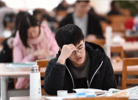 安妈育儿日|大一新生开学在即，准大学生因生活费与父母争吵：3500根本没法活