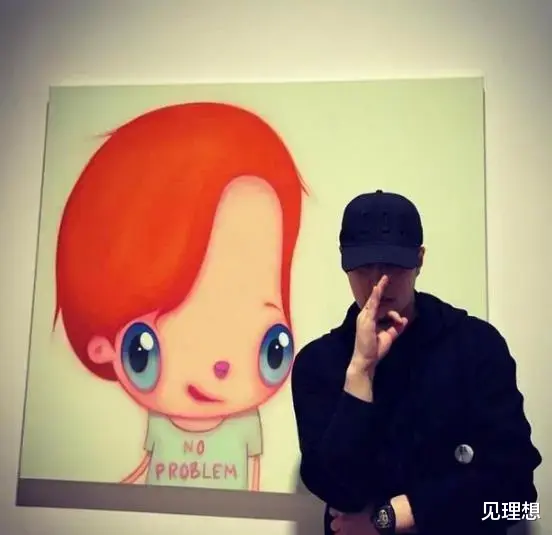 潘玮柏|潘玮柏携娇妻看画展，老婆穿短裙大秀火辣长腿，两人甜蜜似连体婴