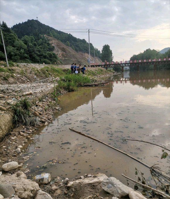 江西|组团电鱼？江西宜春5名男子身穿统一服装，江河上游电鱼