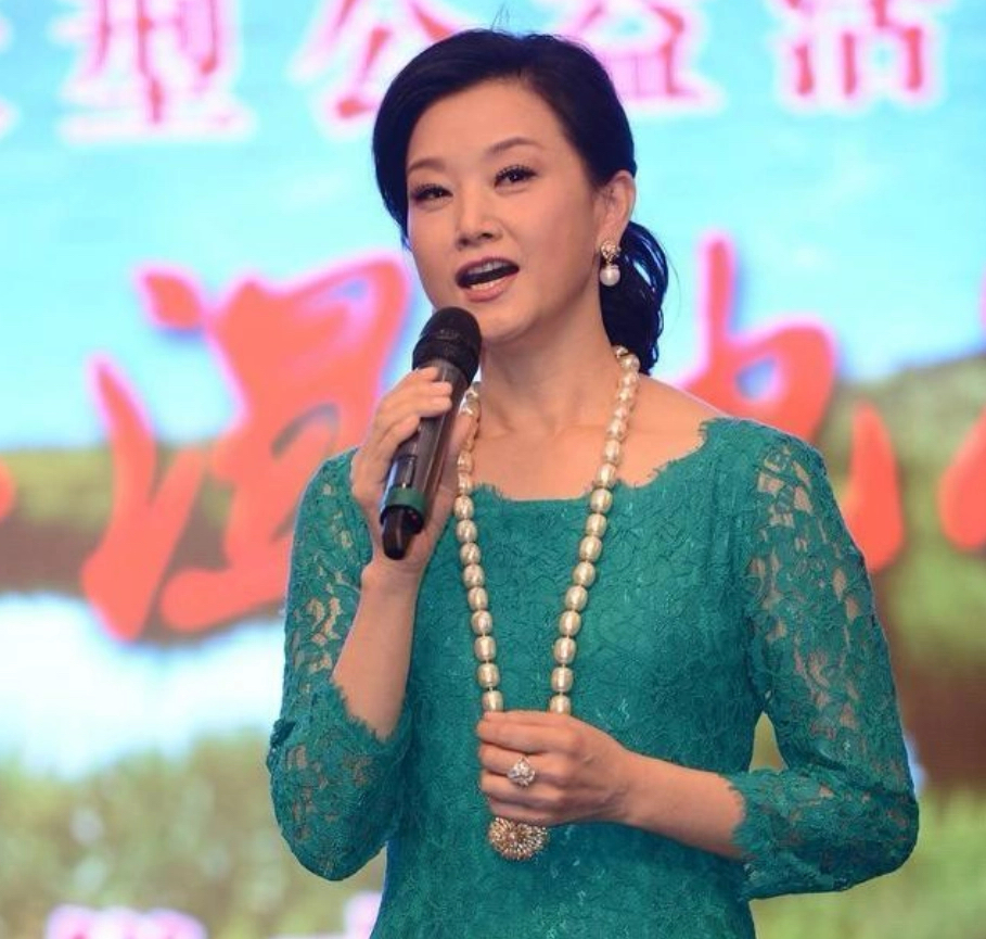 发型|宋祖英的锁骨发真显气质，配薄纱内衬秀身材，人群中也美成焦点