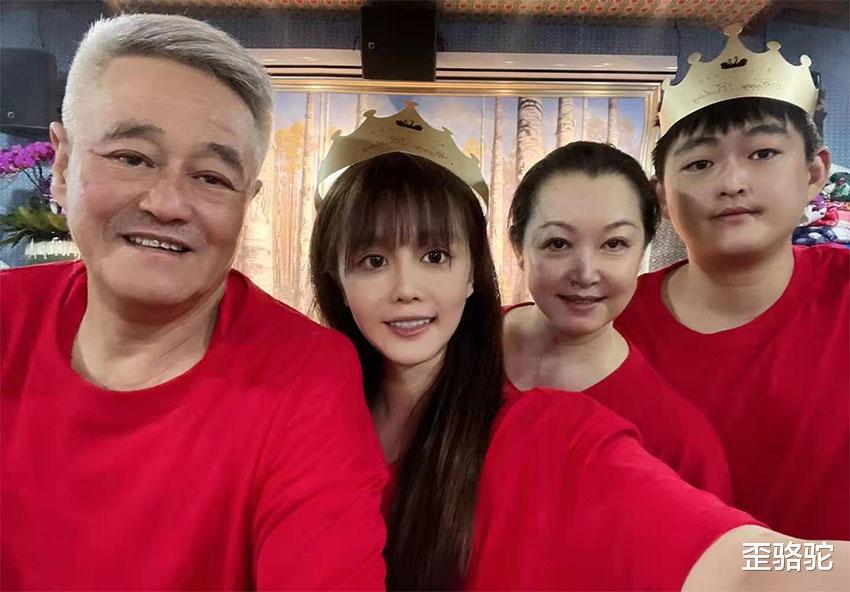 歪骆驼|赵本山:演小品比养女儿容易,除了被网友黑,亲妈也开始嫌弃