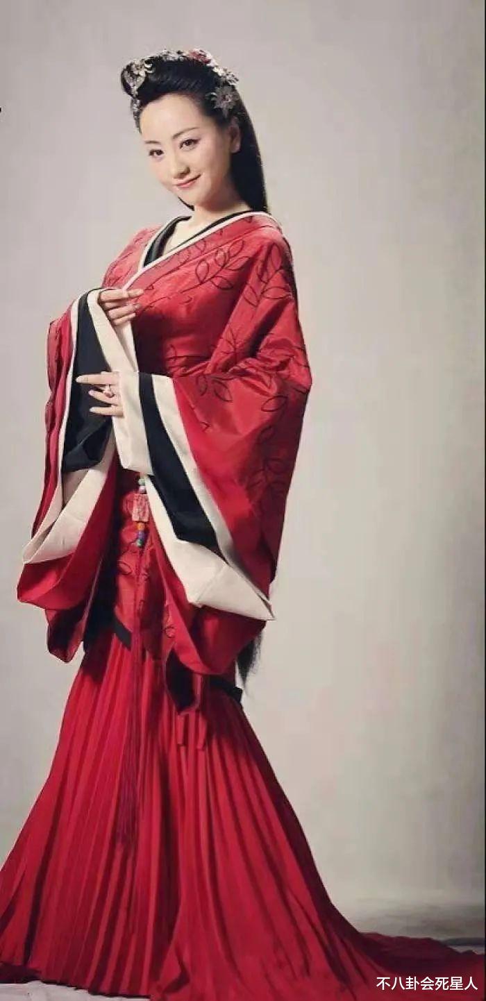 花仙子|明星身高内卷太严重，踩恨天高走红毯，合影狂垫脚，增高垫好明显