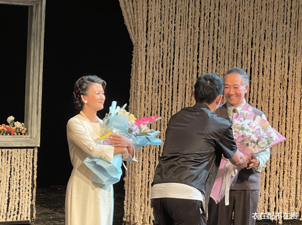 衣在配不在贵|“李云龙”携妻演话剧，小13岁爱人穿白裙很优雅，站一起像两代人