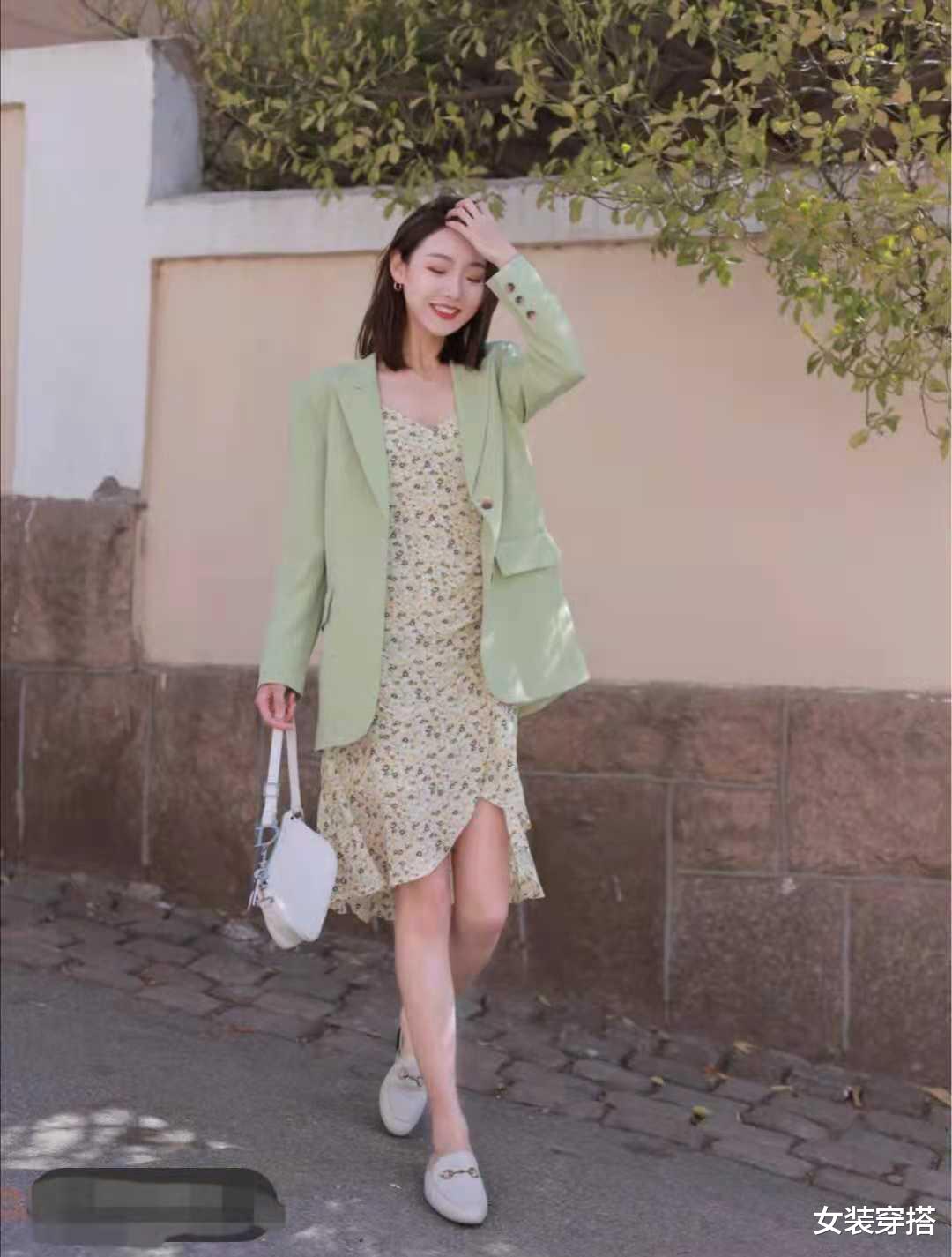 女装穿搭|吊带连衣裙搭配什么外套显高档