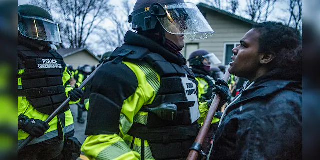 小菜鸟飞啊飞 由于警察开枪打死了黑人男子，明尼苏达州爆发了抗议活动