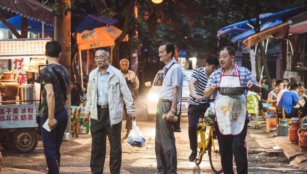 长脖子爸比说|不借钱欠债的情况下,一次性能拿50万存款的家庭,全国有多少户?