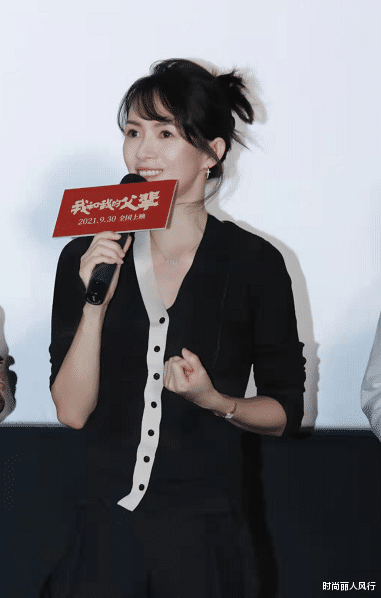 时尚丽人风行 章子怡晒万圣节全家福!戴彩色假发cos独角兽,穿针织衫超级可爱