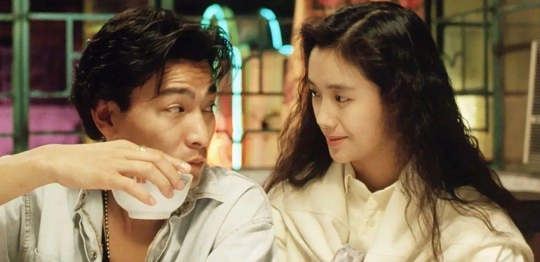 李嘉欣|刘德华在万人演唱会上双膝跪地求婚，不料被她当场拒绝！今成素人