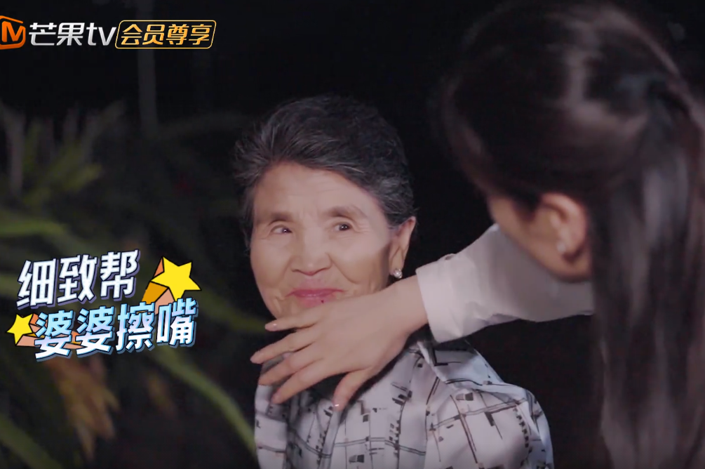 黄圣依|黄圣依带婆婆去采摘火龙果，这两个动作很多儿媳做不来！