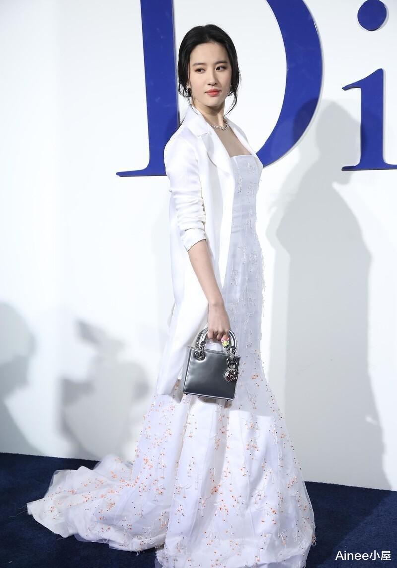 西装|刘亦菲的“仙气”不是吹的，白裙配西装好知性，眼眸里都写着温柔