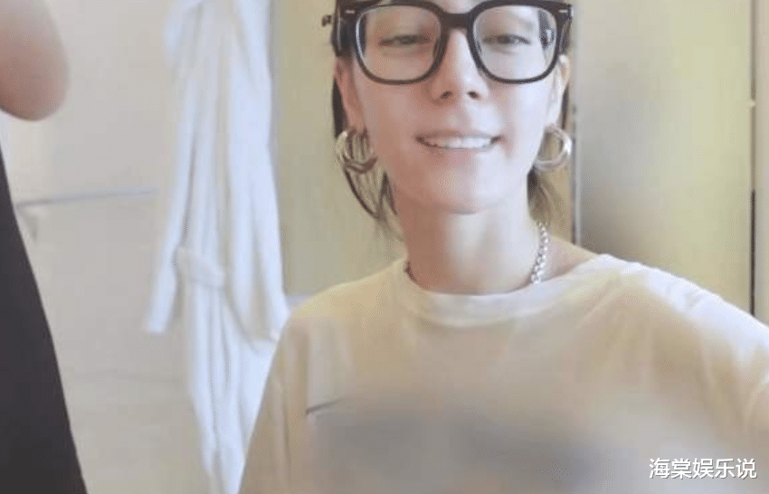 迪丽热巴|热巴现身上海拍vlog，素颜五官显得好大，挤在巴掌小脸上太抢镜！