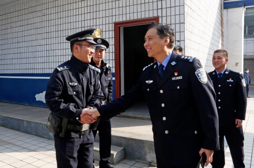 辅警|各地公安局招聘“辅警”1878人，年薪提高至15万，期满可考正式编