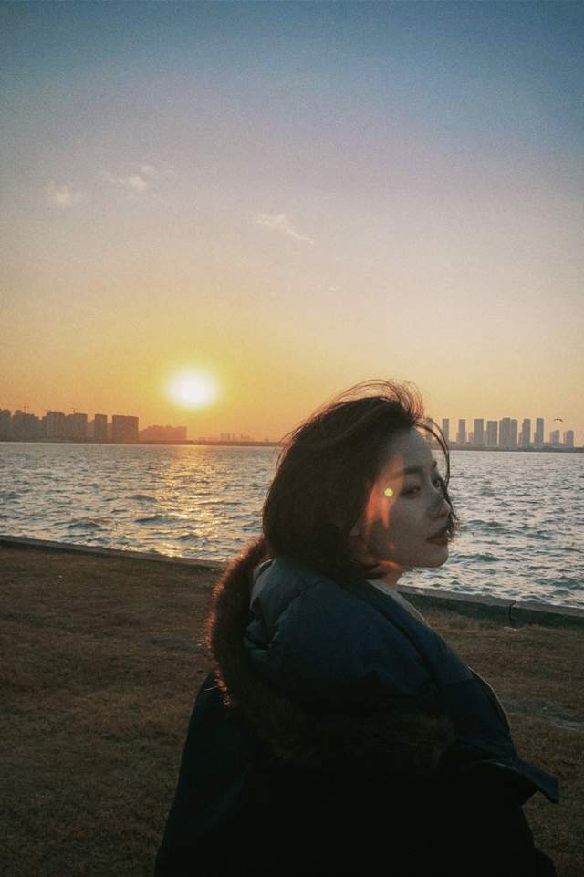 倪妮|33岁倪妮晒紧身泳装照！侧腰镂空零赘肉，大长腿瞩目被赞\瘦而有料\