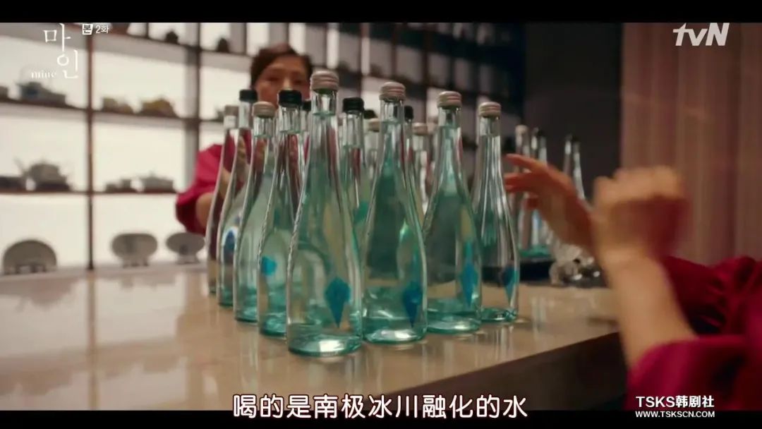 豪门明星|年近五十的她又开挂，这角色也太欲了...