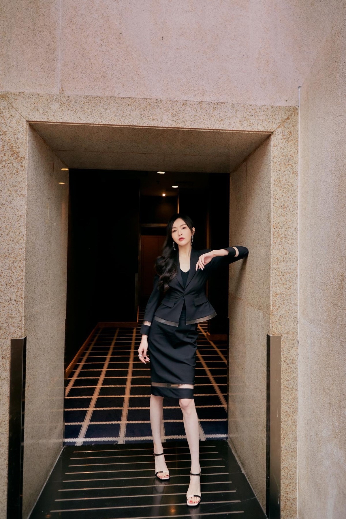 唐嫣|唐嫣再登《嘉人》封面化身美人鱼，更是把“不正经”穿西装带火了。