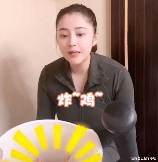 李心艾|31岁李心艾减肥失败，路边摊吃饭叠出双下巴，曾为拍戏瘦20斤