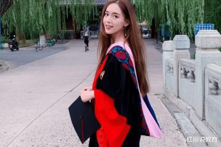 学霸|撞脸Angelababy的北大女博士火了！毕业年薪高达70万，美貌与实力并存
