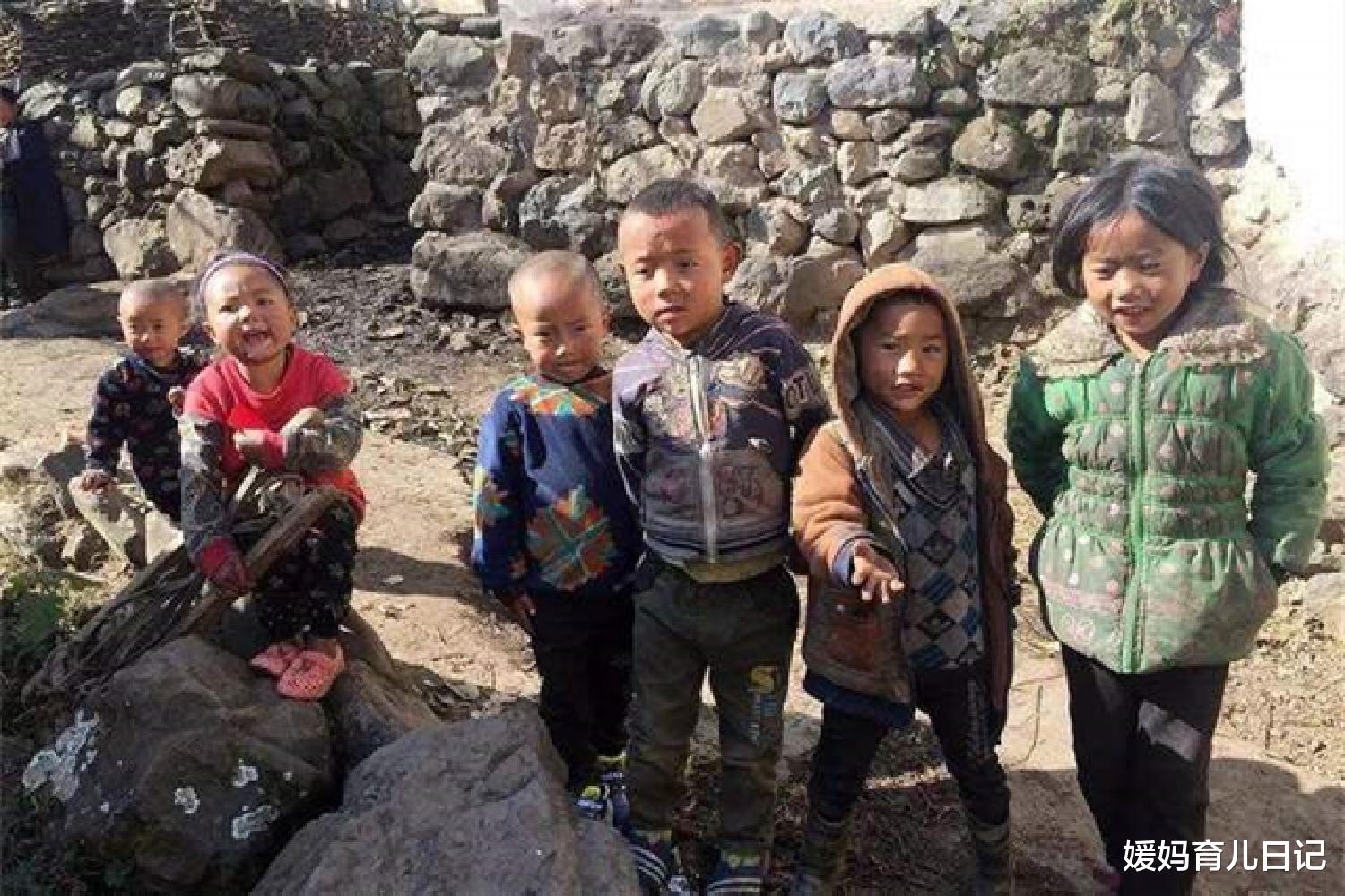 媛妈育儿日记|24岁二胎妈妈烈日下捡垃圾，抱一个拉一个，哀其不幸却也怒其不争