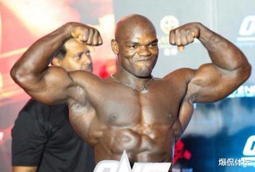 香港|中國最能打的人：與泰森同時代比泰森還強壯，能一只手舉起女友