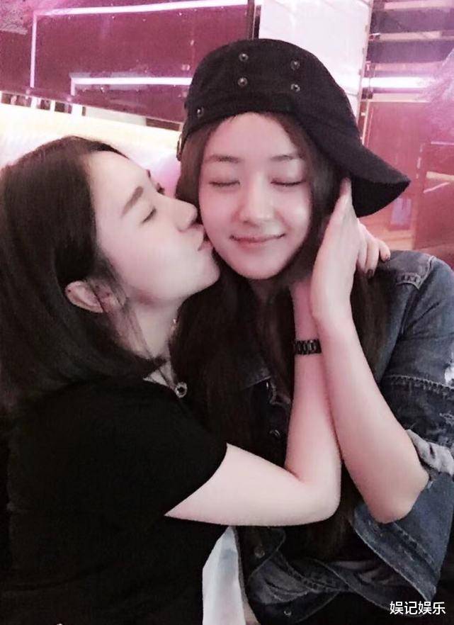 赵丽颖|赵丽颖跟闺蜜朋友圈自拍曝光，颖宝中分长发纯素颜，私下状态软萌