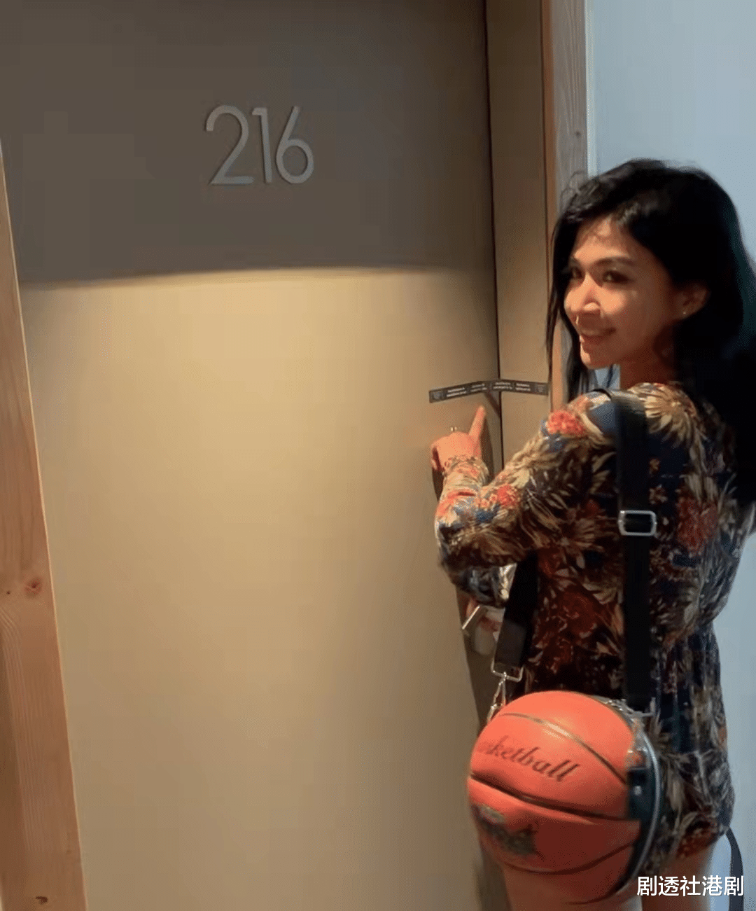 陈伟琪|美人鱼!前TVB女星大秀火辣身材,与健硕外籍男友人出海举止亲昵