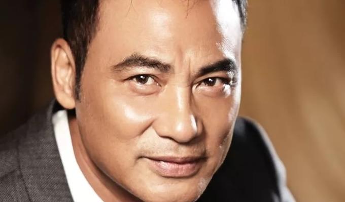 周新平说情感|任达华纵横港圈40年，向华强都不敢惹他，刺伤他的凶手后来咋样？