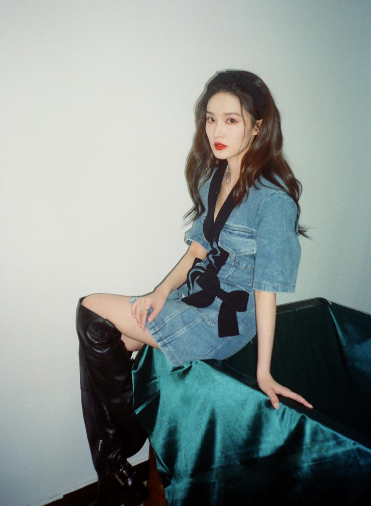 吴京|李沁新造型太有气质，蓝色套装搭配卷发红唇，又美又飒又时髦高级