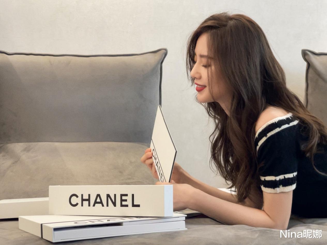 刘诗诗|刘诗诗终于开窍！罕穿紧身衣配爸爸裤，咖啡店门口拍照最少瘦10斤