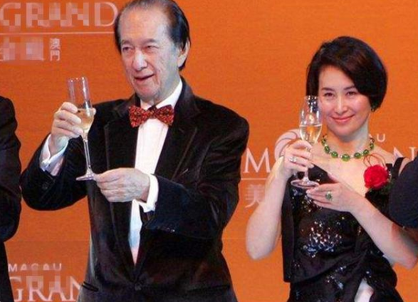 翡翠|赌王千金何超琼，不仅是商业界的女强人，还是上亿翡翠的收藏者