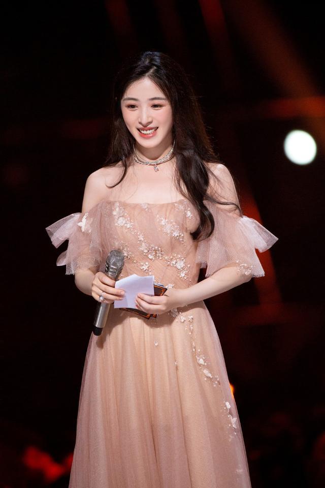 旗袍公馆|张含韵的娃娃脸真显小，穿纱裙主持《披荆斩棘的哥哥》，太甜美