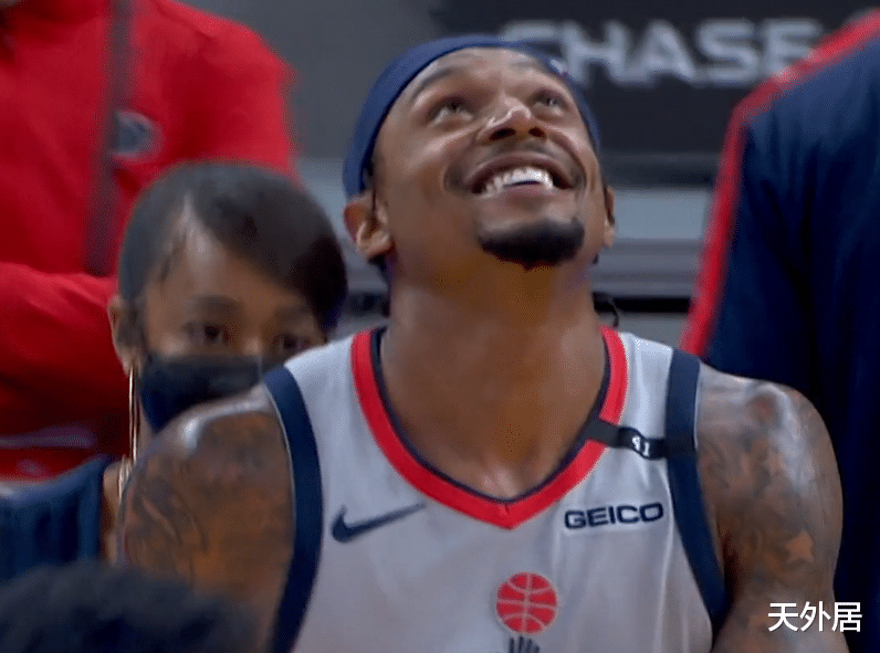 勒布朗·詹姆斯|奇迹！勇士领先3分，遭3+1准绝杀，库里落寞离场，得分王狂喜