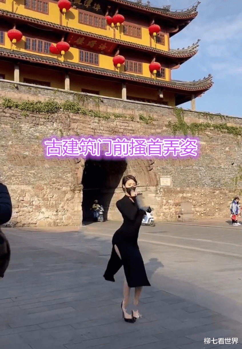 美女穿着清凉，在宁波鼓楼前跳舞极具诱惑，网友：封杀才好