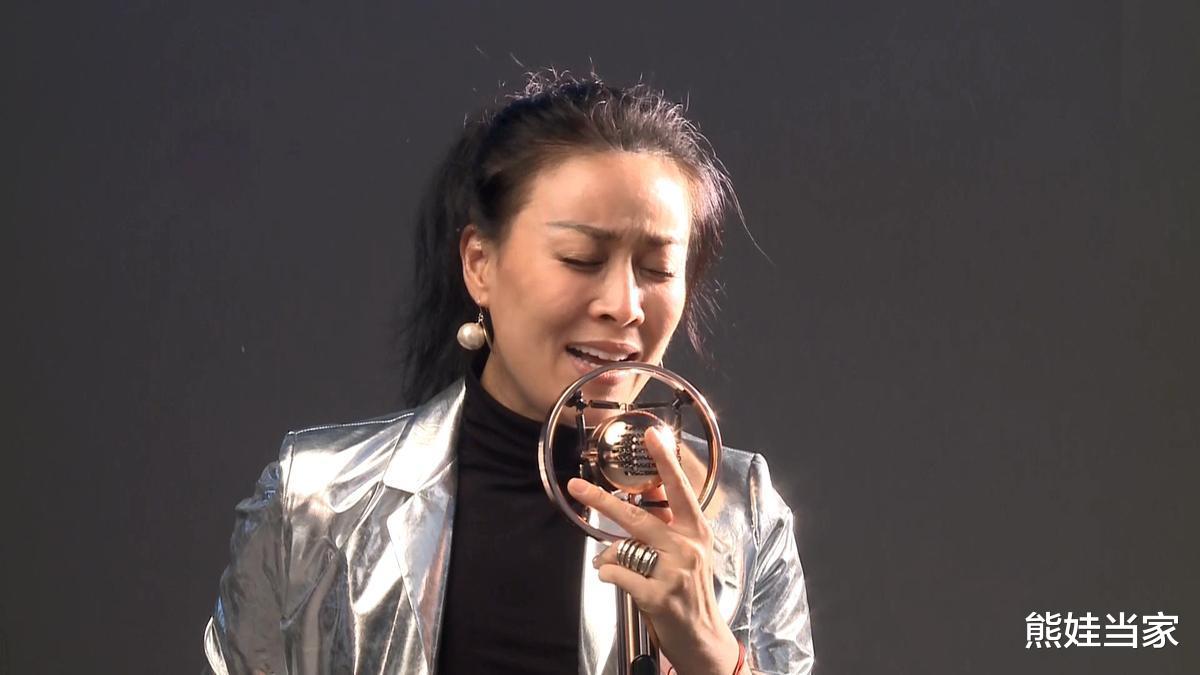熊娃当家|歌坛一姐那英:差点因毒舌跌落神坛?被前夫抛弃后投入富商怀抱?