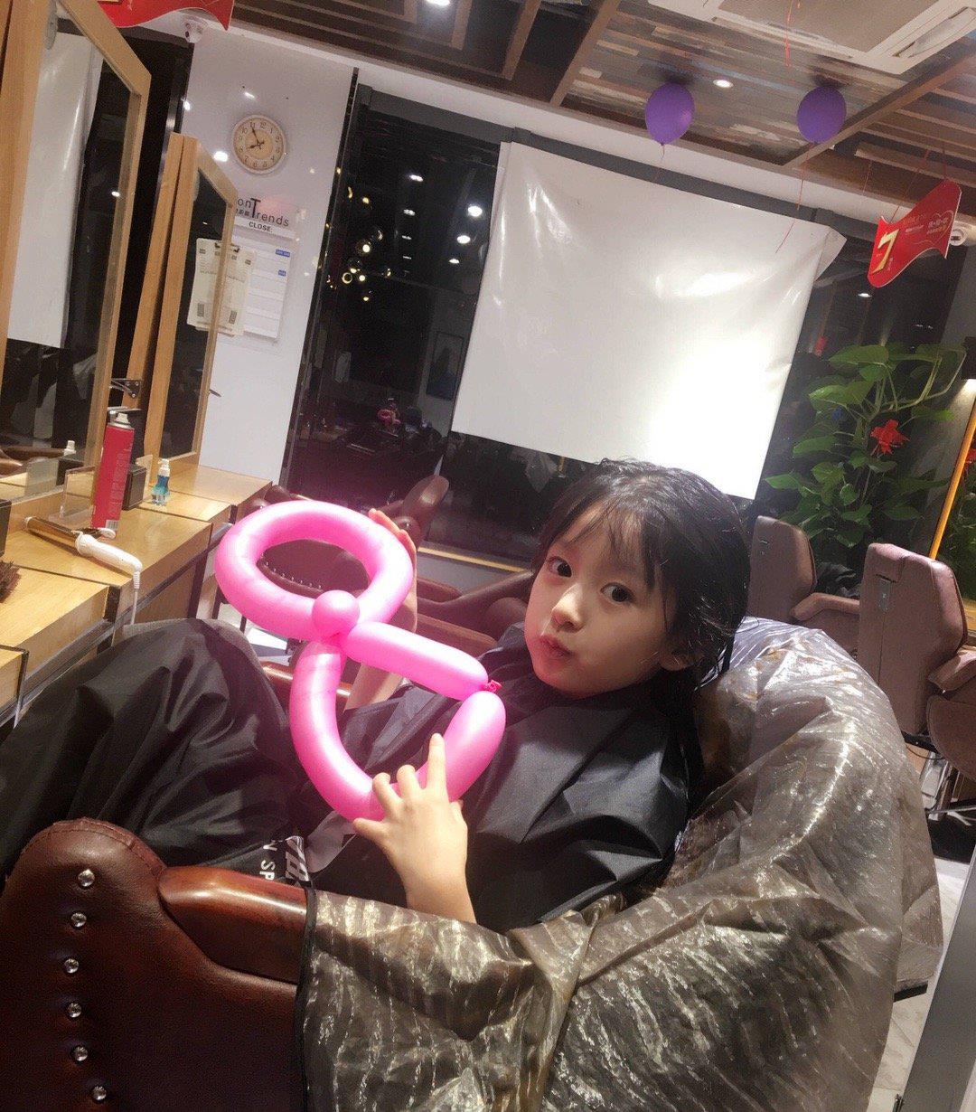 裴佳欣|12岁裴佳欣和女星合影,美得不落下风,但儿时才是真好看