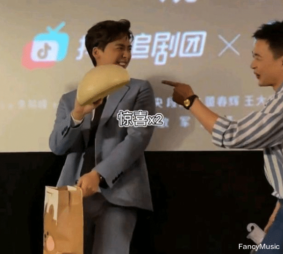 李易峰|堪比明星的千万网红，活动现场送李易峰大馒头，她们是什么身份？