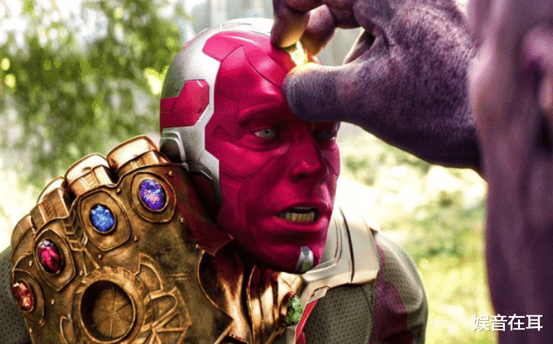 |不作不死！美国歌手将1.6亿粉钻镶额头，演唱时被粉丝徒手抠出