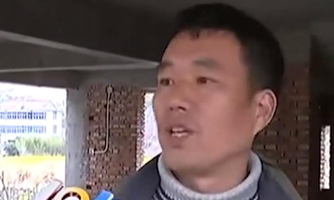 花光积蓄用40吨水泥建房,石头一砸一个洞,大爷气得要哭了?